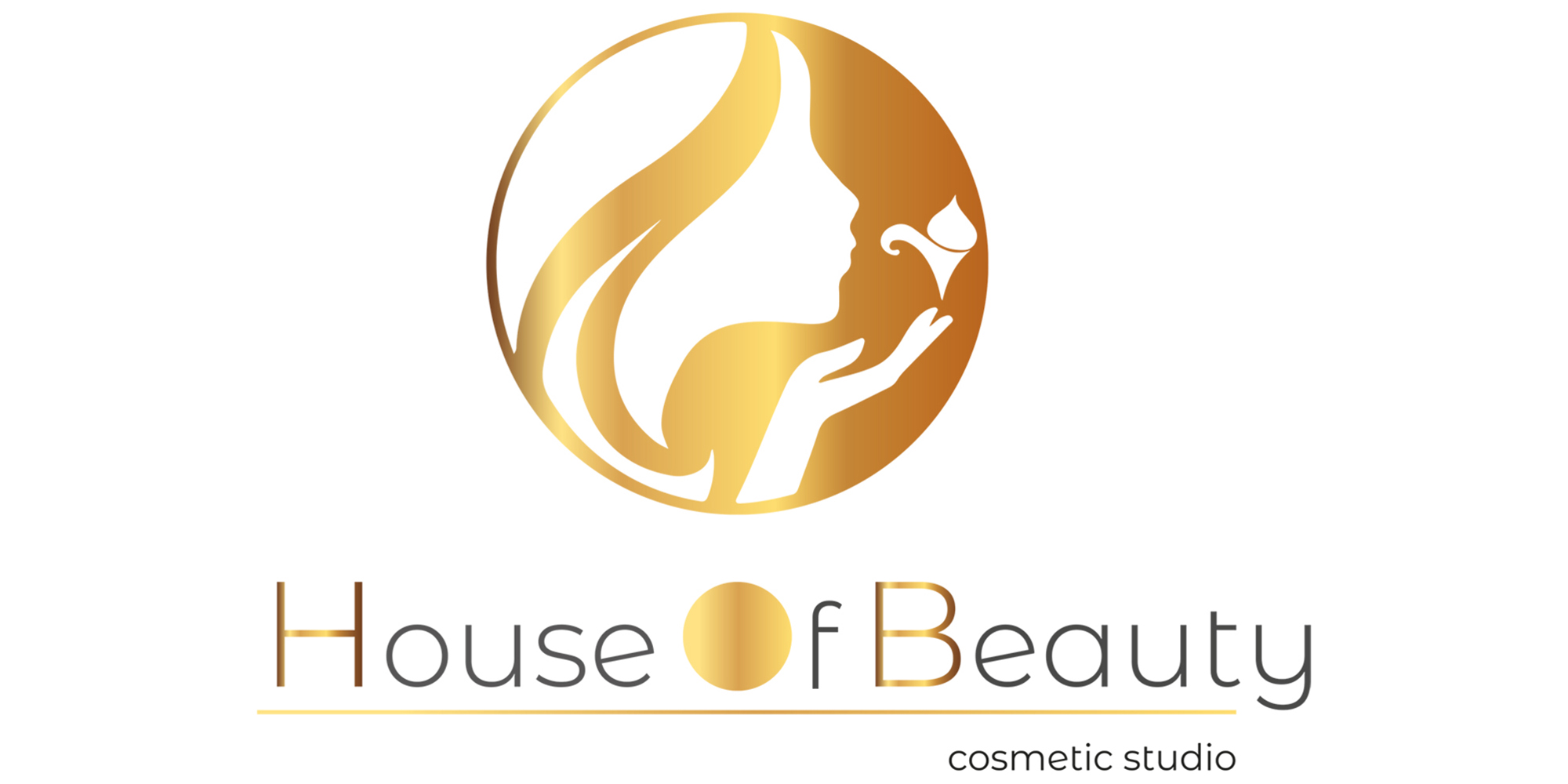 Eine jüngere und ältere Frau sitzen nebeneinander und lächeln in die Kamera